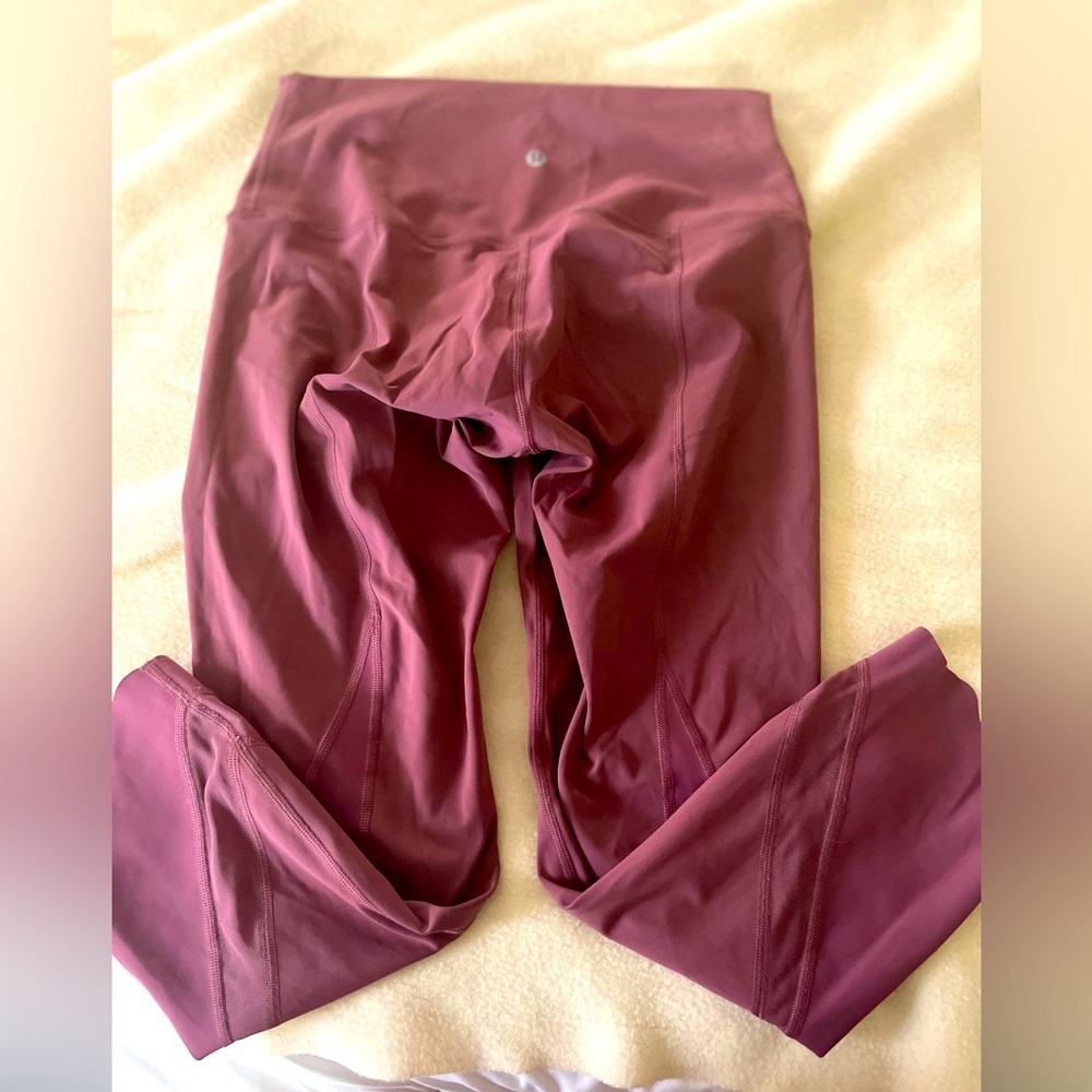 Lululemon mauve scalloped leggings with mesh vents